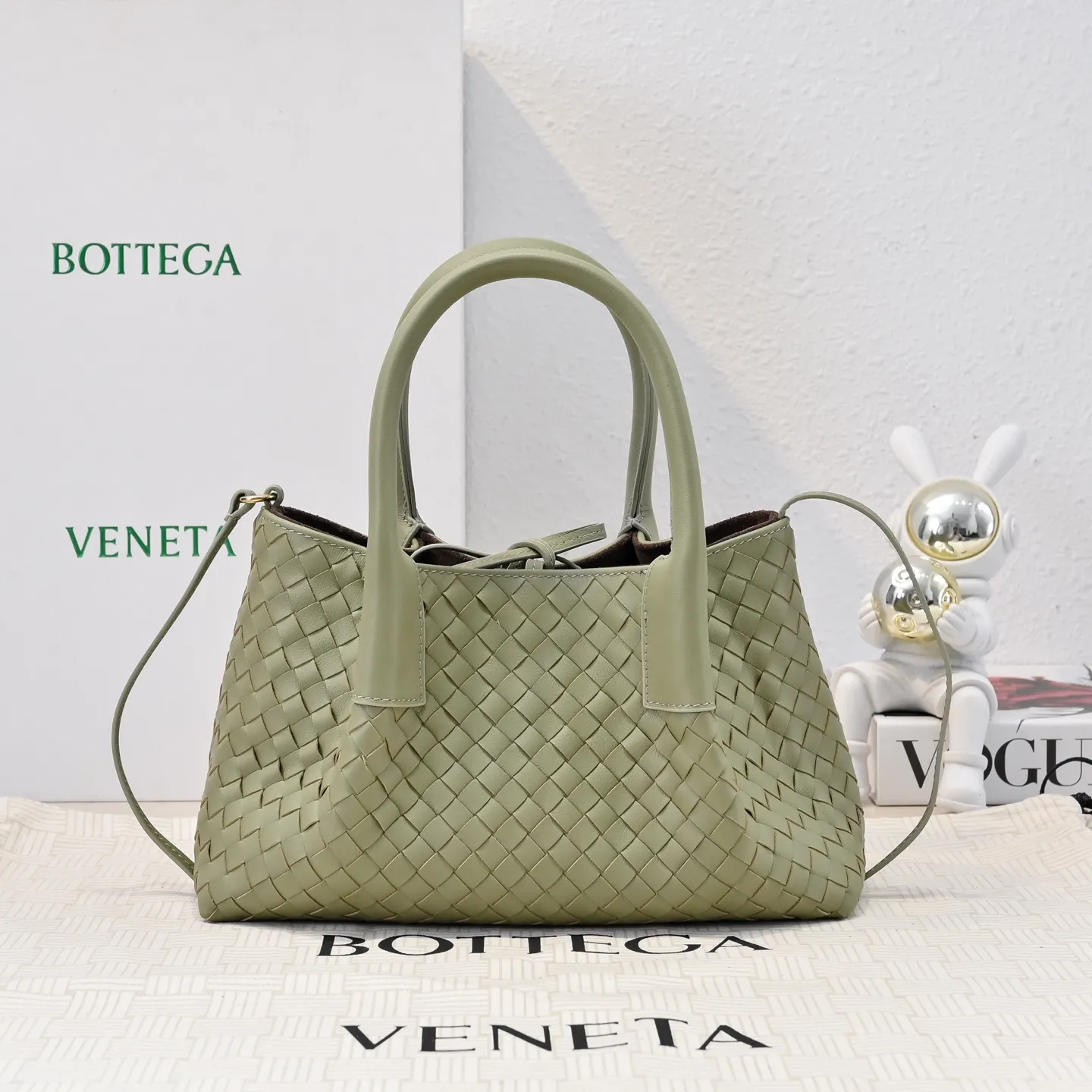 Batch 1760 BOTTEGA VENETA 2025 new product pinacoteca has super soft leather, and the weaving function, practicality and relaxed fashion sense have not fallen behind❤️‍🔥Amway has given sisters a must-have bag when going out. The size of the bag also accurately meets the commuting needs of urban beauties. It can accommodate mobile phones, keys, lipstick, powder, sunscreen, shopping bags...all of it! ! ! 🔥The capacity should not be underestimated~ It does not choose people, clothes, or occasions. With its majestic curved outline, exquisite woven texture, delicate edges and rounded handles, this woven vegetable basket bag truly achieves the goal of "dressing up and being fashionable without getting in the way"~ Are you interested in Jimei? Style number: 9004 Size: 24*15*12cm